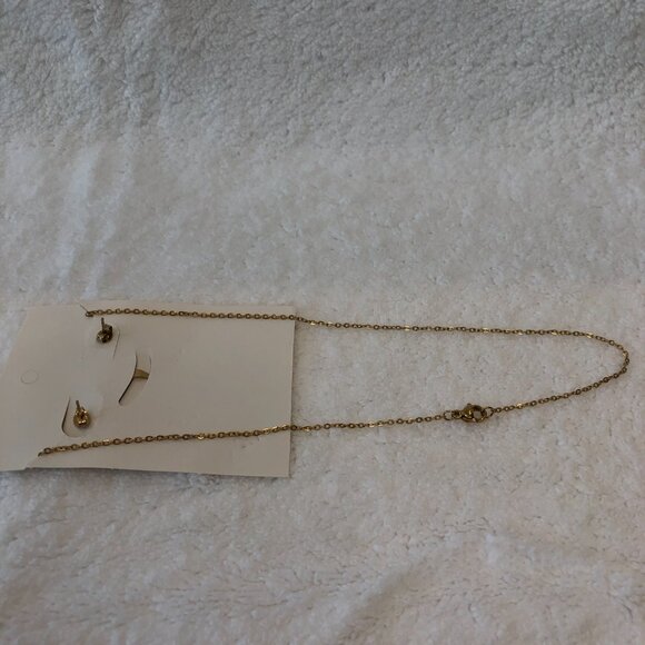 NWOT Stainless Stell Gold Plated Hello Kitty Earrings & Necklace Set - Picture 4 of 5